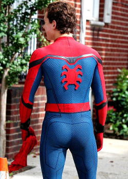 marvelheroes:  Tom Holland on the set of ‘Spider-Man: Homecoming’ in New York on September 27, 2016 ** 