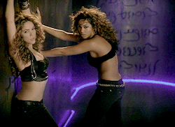 themagnoliachild:  bando–grand-scamyon:  tearthatcherryout: Beautiful Liar (2007) dir. Jake Nava This video fucked up my ENTIRE life  Never be over these belly dances