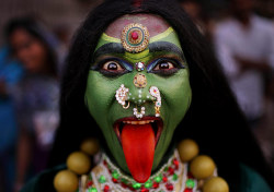fotojournalismus:  An Indian man dressed as Hindu Goddess Kali participates in a religious procession to mark ‘Ram Navami’ festival in New Delhi, India on April 19, 2013. Ram Navami celebrates the birthday of Hindu god Rama. [Credit : Kevin Frayer/AP]