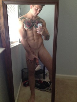 guyswithiphones-nude:  Guys with iPhones http://ift.tt/1bHkUpB  Stud