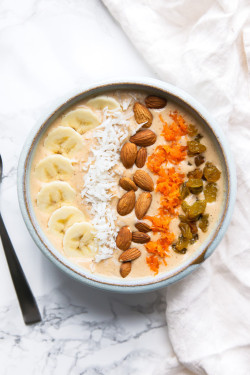 sweetoothgirl:    Carrot Cake Smoothie Bowl 