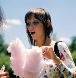  Shelley Duvall eats cotton candy on the set of Brewster McCloud (1970) 