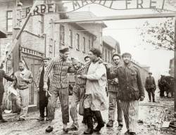   Tal día como hoy, un 27 de Enero de 1945, el Ejército Rojo libera el campo de exterminio nazi de Auschwitz  vía: https://www.facebook.com/peperosque/photos/pcb.1433600589997182/1433600553330519/?type=3&amp;theater