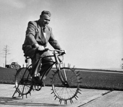 Wallace Kirkland - Vélo à roues en pointes, Chicago, 1948.