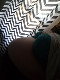 preggoissexy: Taking a break from doing laundry on this lovely Sunday to play and take some pics 