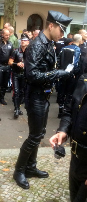 mrtwentington:  nordicmaster:  Perfect Young Leather Master in Langlitz at Folsom Europe 2014  I want what he’s wearing