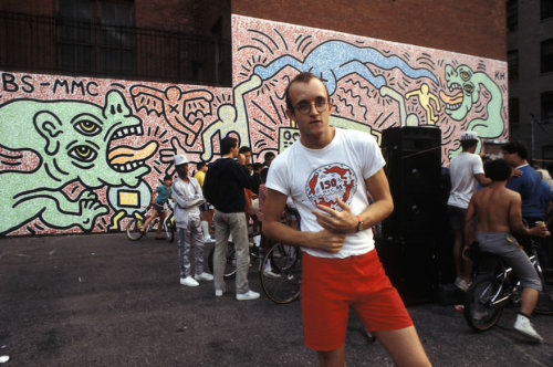 twixnmix:    Keith Haring at his P.S. 97 mural in New York City, 1985.  Photos by Tseng Kwong Chi  