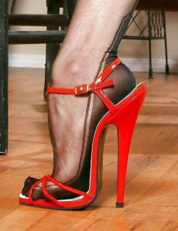 mistressredheels: blackff: Manhattan FF stocking foot in amazing sandals  {Wow} Leggy Ladies  a must for slaves and leglovers….go to forum! LeggyLadies at Xlegs.net 