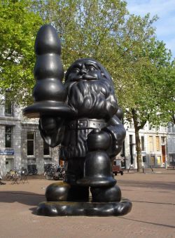  yourbadgrrl:  Um, thanks, Santa….?! the-doors-are-closed:  A real statue in Holland. Although it is a statue of Father Christmas, locals will call it butt plug gnome.     