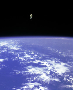 spaceplasma:   At about 100 meters from the cargo bay of the space shuttle Challenger, Bruce McCandless II was farther out than anyone had ever been before. Guided by a Manned Maneuvering Unit (MMU), astronaut McCandless, pictured above, was floating