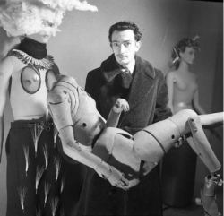 iconophages:Denise Bellon- Salvador Dali portant un mannequin d’artiste (le chauffeur du « Taxi pluvieux »), Exposition internationale du surréalisme, Paris 1938- Tirage argentique