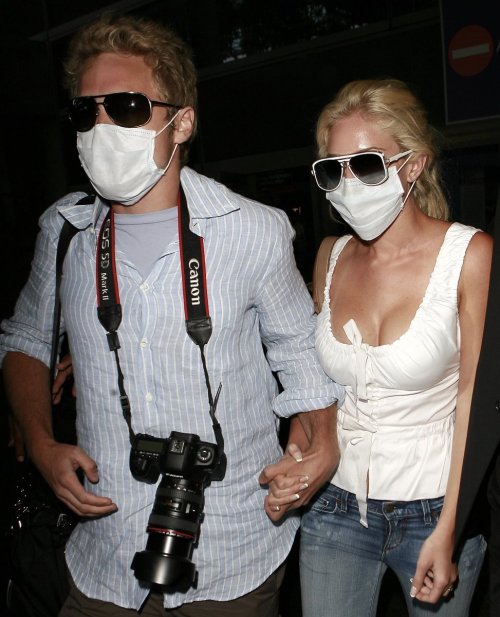 popculturediedin2009:  Heidi Montag and Spencer Pratt return from their honeymoon amid the swine flu outbreak, April 2009