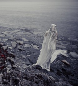 lil-tiana-marie:  degenerate-lowlife:  Ghost of Avalon  by Avine  I want to do a ghostly sea shoot so so badly.