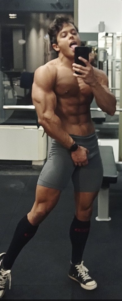 roidmuscleteen:Alpha teen roid muscle boy is just starting into his juicing program and he’s already exploding in size and power.  That and he knows his aesthetics are killer.  He loves all the attention in the gym, the looks, the worship.  He’s already