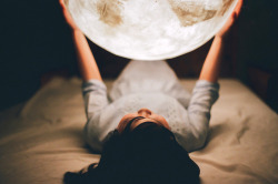culturenlifestyle:  Luna Lamp by Acorn StudioTaiwanese design firm Acorn Studio has created a series of 7 different size lamps clled Luna, which mimic the beauty of the moon. Similar in color and shape, Luna is a hand crafted dimmable halogen light,