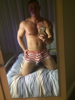 martinburgess-moon:myukladsnaked:  horny muscle guy dan from the midlands  I need to go to the Midlands. Immediately. M x
