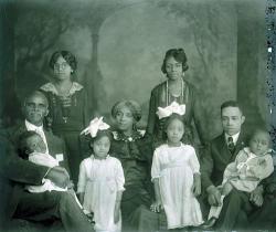 blacksinperiodfilms:  skyline1288: Black American Family, Circa 1900 I’d love to see a period film about a family like this.  