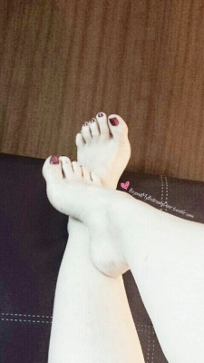 leiasfeet:  beyondmybedroomdoor:  Mah legz and tewsssez  Sexy toes :)