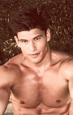 handsome-boys:  Bernardo Arriagada - http://handsomeboys.tk