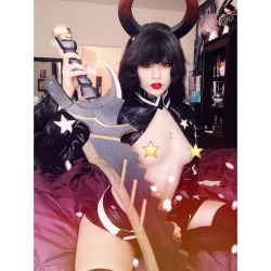 bitterblackberry:My loves on patreon are getting some cute uncensored black gold saw stuff this month ^~^ check it out if you’re interested! I’ll be sending out tons of artwork mailed right to you as well as two photosets and sexy fan signs! Patreon.com/b