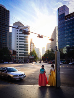 rjkoehler:  Hanbok in the city, near Seoul City Hall.