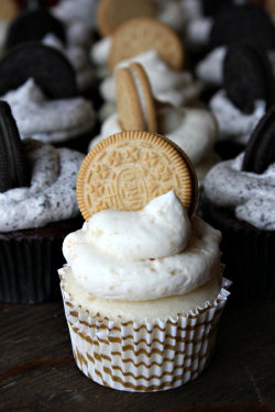 do-not-touch-my-food:  Cookies and Cream Cupcakes 