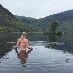 naturalswimmingspirit:  thevastwilderness Loch Skeen with 16°C is enough for a swim #skinnydipping #visitscotland #hiddenscotland #lochskeen .....#thevastwilderness #greatnorthcollective #theearthoutdoors #modernoutdoors #awakethesoul #stayandwander