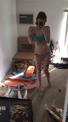 beelzebat:  So anyway the lighting in this boy’s room is glorious for my bod