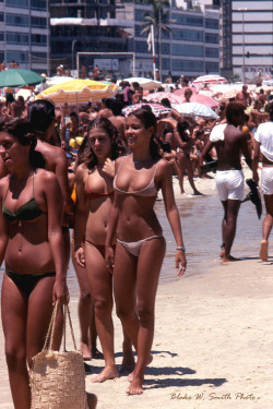 juliedelaplaya:  janeforest: Stunning color pictures of the daily life at the Rio beaches in the late 1970s ig | Julie de la Playa