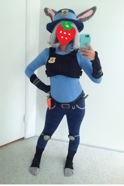 rabbureblogs:  I was too lazy to put on make up but heyyyy my Judy Hopps cosplay is looking good! Don’t think I’ll wear the hat cause it’s gonna be too hot on my head. Please ignore my tiddy sweat. I can’t wait to match with @stringmouse 💕
