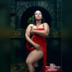 Fashion and water with Jackie A @jackieabitches  and this crimson wrap . #plussize #photosbyphelps #honormycurves #fashionblogger #curvymodel #losehatenotweight #loveyourself #water #nature  Photos By Phelps IG: @photosbyphelps I make pretty people….Prett