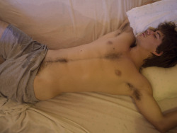 stljtnow:  peedjeans:  Would love to sniff his pits and change his sheets!  hot dude in pissed bed   VERY hot!!!