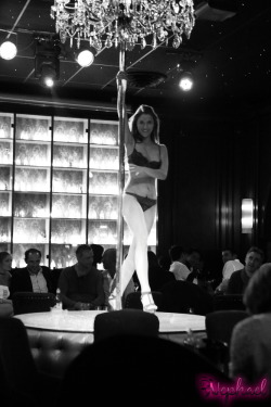 petite photo de mon passage sur scÃ¨ne au Bal des DÃ©butantes du @secretsquare #lingerie #poledance