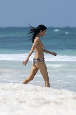 toplessbeachcelebs:Jamie MurrayÂ topless at the beach in MexicoÂ (July 2014)