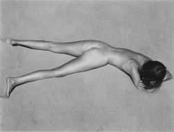 floserber:  Edward Weston, Nude on sand, Oceano, 1936