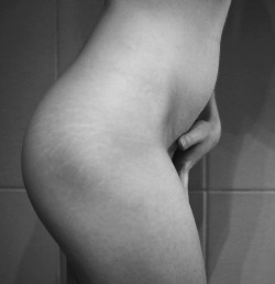 awaitingthegreatcollapse:  atawdrydoll-deactivated20150116: a tribute to my stretch marks 2 (x)  I really really love this.  I have stretch marks here