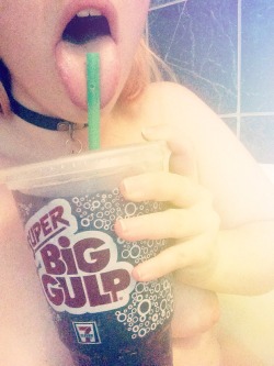 deflower-girl:  suuuuper big gulp &amp; cookies in the tub cuz papa likes to spoil his chubby baby