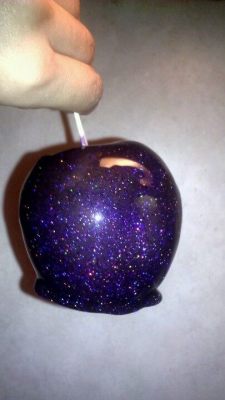thepumpkinqueenn:  Jolly Rancher Candy Apples  Melt jolly ranchers in a 250 degree oven for around 5 minutes, then pour over apples. You can add edible glitter for this sparkling effect! MORE 