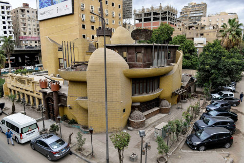 jeroenapers:   Villa Badran is een ontwerp van  Gamal Bakry en in 1971 in Caïro gebouwd. Deels  Flintstones, deels Barbapapa, heeft de residentie een oeroude,  monolithische uitstraling, gevormd door bolvormige kei-achtige vormen  die met elkaar verbonden