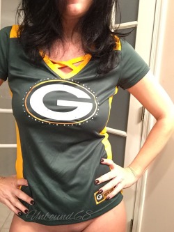hot-soccermom:  @hot-soccermom ……Go Pack!  For those of you who don’t know, @unbound68 is a huge New York Giants fan. She and I had a friendly wager, and she has now paid her debt by purchasing a Green Bay Packers shirt and posing in it. She’s