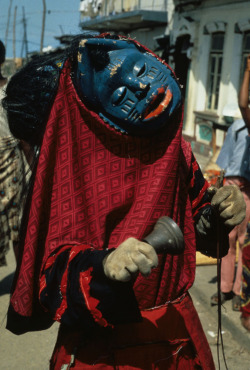 ukpuru:  Egungun wearing Ibibio mask with Yoruba scarification marks, Lagos, 1977. [Interesting].