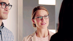 hotladypants:  ludos:  Kara Danvers giving Lena Luthor a very heterosexual look   I am shamelessly 90000000% into this 
