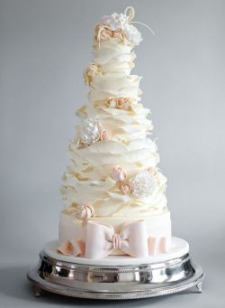 headlesscakes:  Wedding cake en We Heart It - http://weheartit.com/entry/126513811