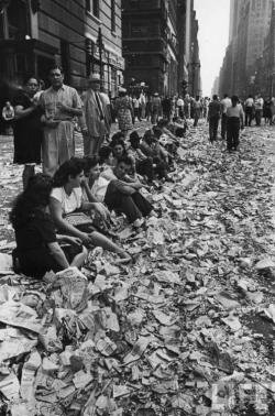 historyinpics42:  People sitting on curb among confetti and paper after celebrating the end of WWII in NYC on August 14 - 1945 Click Here to Follow HISTORY IN PICS