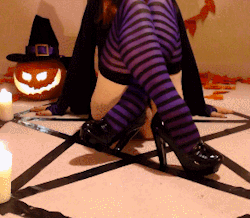 mainlyusedforwalking:  Happy Halloween! I have some candy for y'all ^^ 