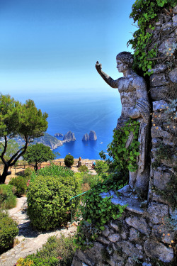 travelgurus:  The Beautiful Cliffs of Capri , Italy, shot by Roberto Amati Travel Gurus - Follow for more Nature Photographies!  