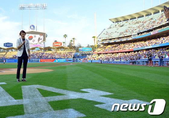 [Photos] Jung Yonghwa au Ryu HyunJin’s Game (LA Dodgers) à Los Angeles (27.05.2014) Tumblr_n69x5dljbc1t2pbr2o6_1280