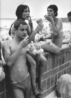 Stoffie, Magda &amp; Evi at Wannsee Beach, Berlin photo: Will McBride, 1959