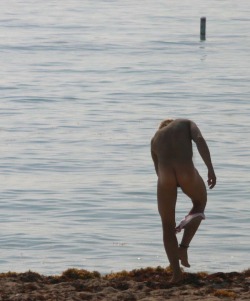 zapoteco:  ohyeaaah:  tapestryofmen:  aussielicious:  nudebeachdude:  loverofbeauty:  bather   It’s a scorching day here in Sydney and I’d much rather be stripping off on a beach like this guy than in the office.    