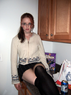 girlswithglasses:  random girl #3013 batman cereal. mcdonald’s. and beer. haha. gafapasteras:  Fuente: posing on halloween en Flickr  